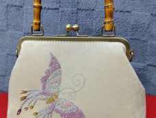 一款原创的珠绣蝴蝶纹手提包