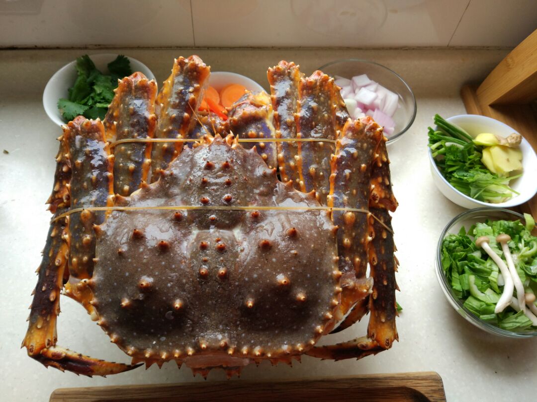 帝王蟹以大而闻名，一只五斤足以让一家人美美吃上一餐，而且其每个部位的肉都味道不一样，因此以下教程提供一蟹四吃的做法。