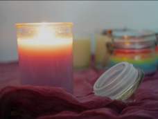 睡前给房间点上一只香氛蜡烛，既增加了房间的温馨感，精油的香味也能辅助睡眠，一夜好眠，白天更high~