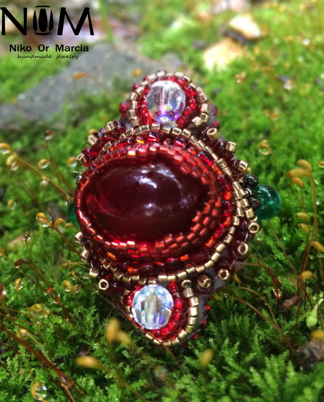 红色宝石缝珠戒指。用缝珠的工艺制作的戒指。技法不复杂，只要有耐心即可。