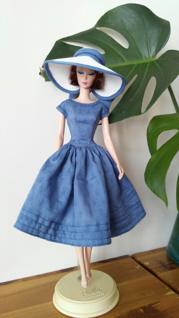 芭比娃娃的复古连衣裙和帽子制作方法