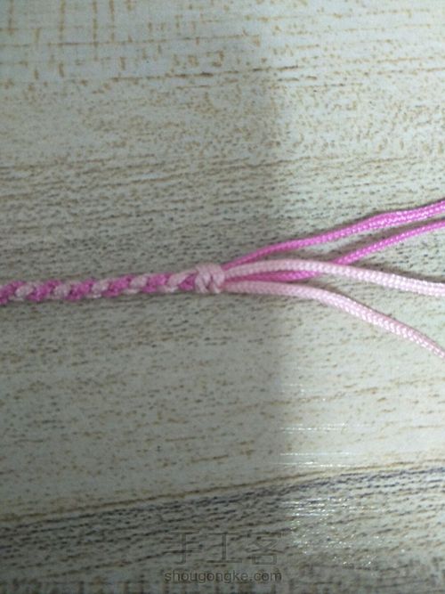 一条无名手链。 第2步