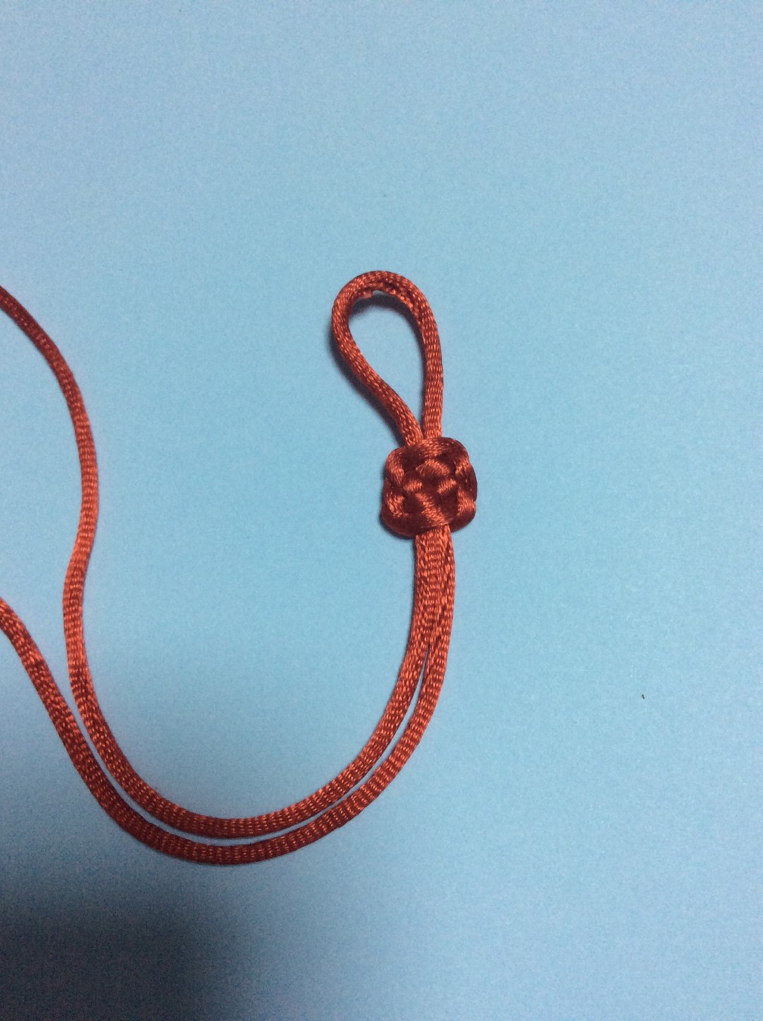 藻井结。也称方平结
  藻井结可连续数个编成手链、腰带等