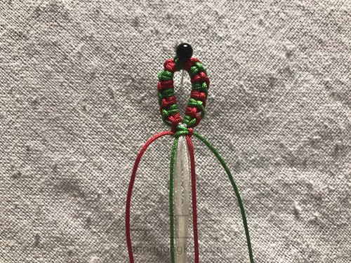 简单的双色雀头结扣眼 第12步