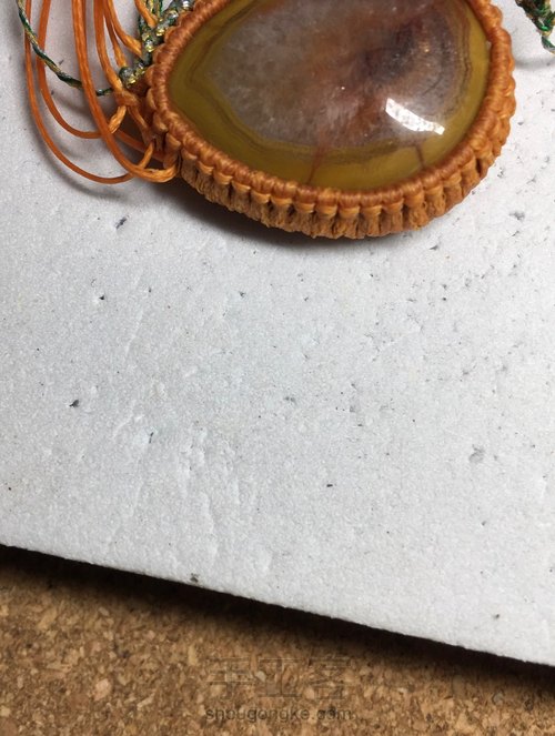 战国红彩金蜡包边项坠 第2步