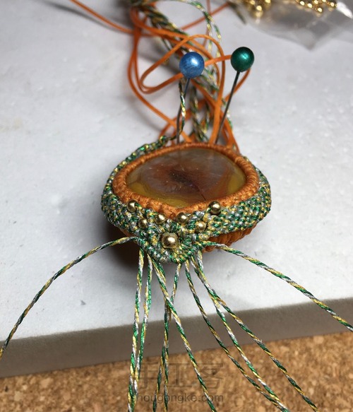 战国红彩金蜡包边项坠 第28步