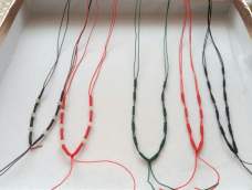 没有珠子也可以编项链绳。很简单，只要会蛇结和平结就可以。