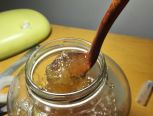 做了一瓶蜂蜜柚子茶，用家里的勺子舀看着不扎势，另外咱不是爱木作吗，就用木头做一个