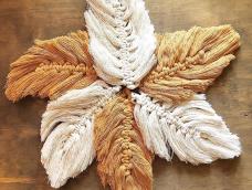颜值很高的羽毛大受织女们的喜爱，可以用剩下的线头编织，羽毛做法有很多种，这只是其中的一种