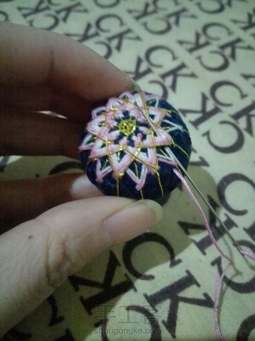 手鞠球胸针 第9步