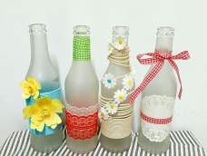 利用喝完的鸡尾酒玻璃瓶，加上一些装饰，让它变成花瓶或者装饰品。