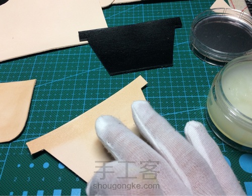 自己挺喜欢且又实用的钱包，发个制作过程，与大家分享。 第12步