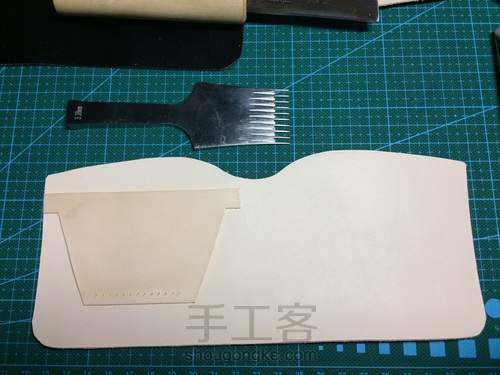 自己挺喜欢且又实用的钱包，发个制作过程，与大家分享。 第15步