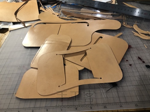 红月短夹制作流程 第1步