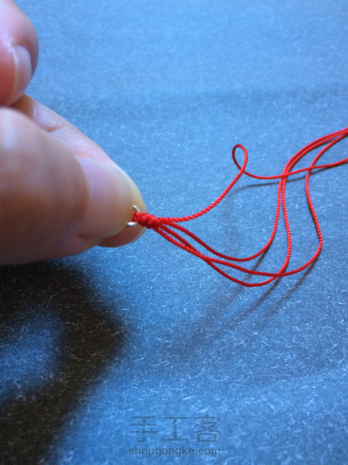 圆四股辫细手绳的编织方法 第7步