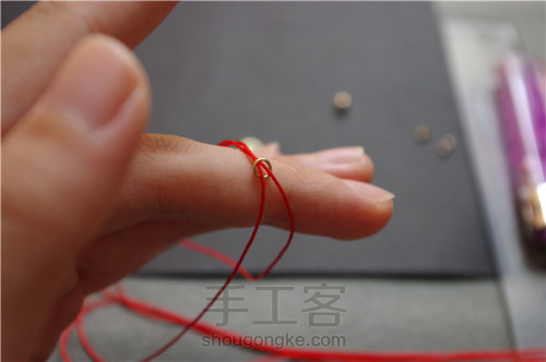 两圈的细红绳手链转运珠本命年手链的编法 第5步
