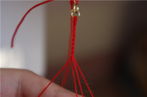 两圈的细红绳手链转运珠本命年手链的编法 第9步