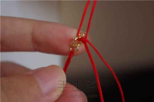 两圈的细红绳手链转运珠本命年手链的编法 第8步