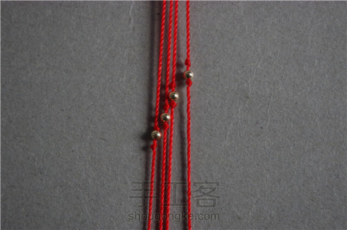 两圈的细红绳手链转运珠本命年手链的编法 第27步