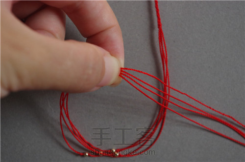 两圈的细红绳手链转运珠本命年手链的编法 第31步