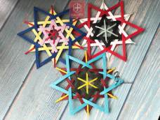 六角星星制作，可以选择自己喜欢的颜色相撞出火花。挂墙上，做杯垫都可以。