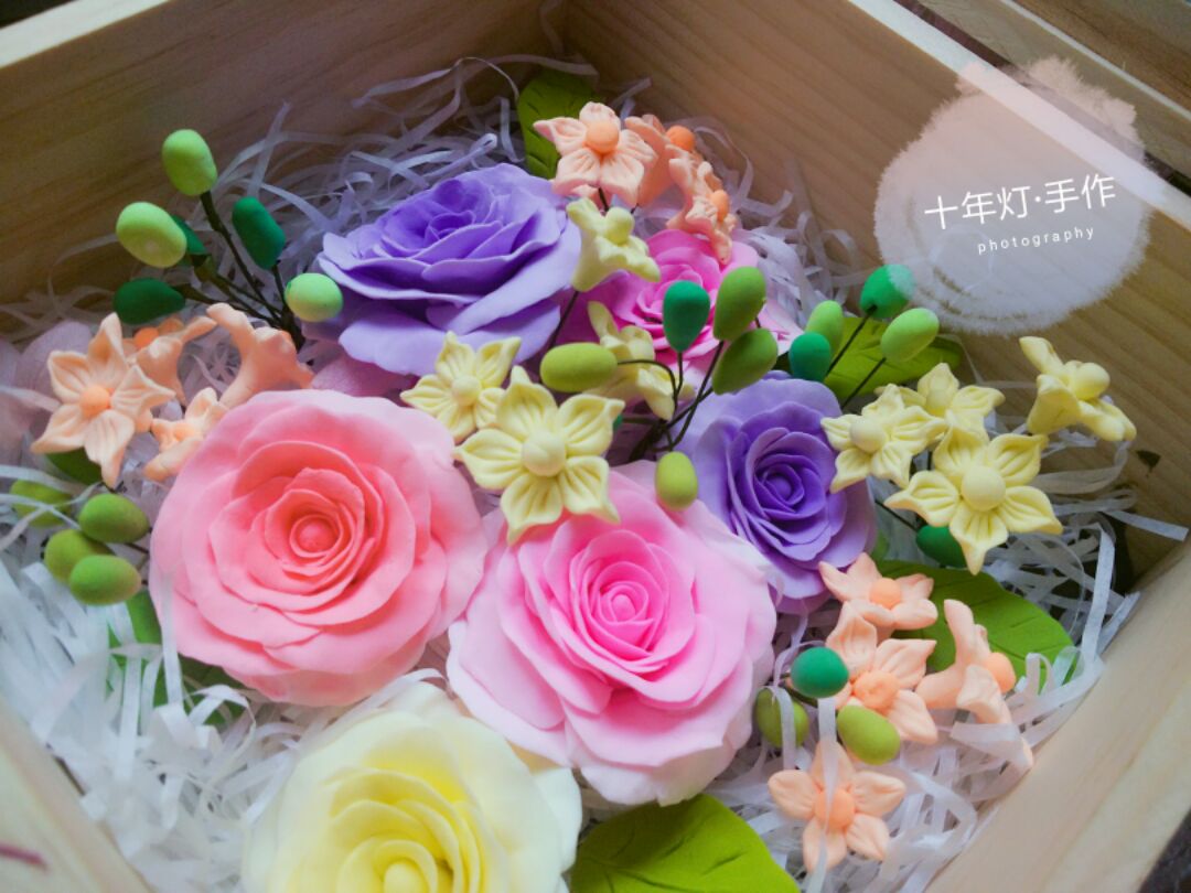 各色的黏土搭配各色的花卉做出的一款黏土花盒，大家有不清楚的可以留言哦
