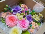 各色的黏土搭配各色的花卉做出的一款黏土花盒，大家有不清楚的可以留言哦