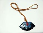 景泰蓝，工艺上称为铜胎掐丝珐琅，是中国传统的皇家艺术。
景泰蓝的制作步骤主要有：制胎、掐丝、点蓝、烧蓝、打磨