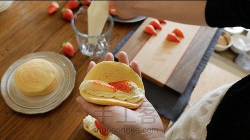 韩国最热门的甜品店Le Bread Lab的草莓蛋糕卷 第18步