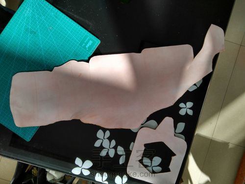 一直特别喜欢的红月的风格,自己仿做了一款 第2步