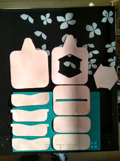 一直特别喜欢的红月的风格,自己仿做了一款 第3步