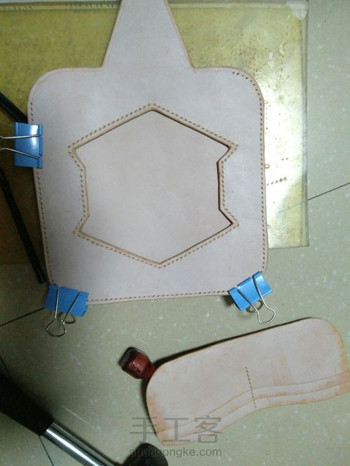 一直特别喜欢的红月的风格,自己仿做了一款 第7步