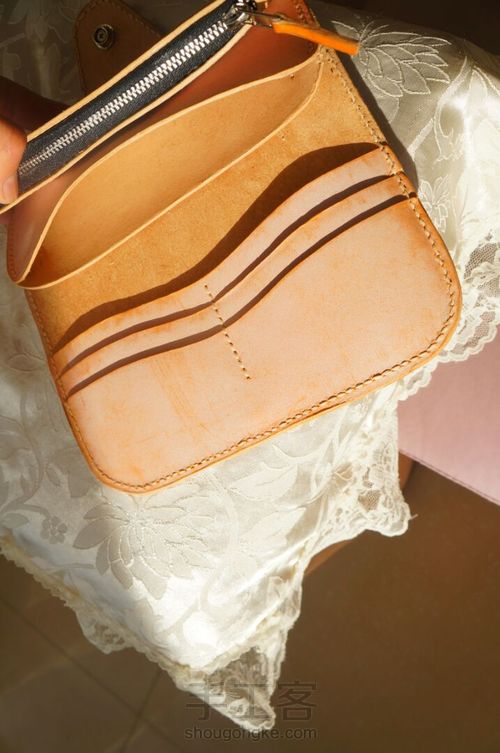 一直特别喜欢的红月的风格,自己仿做了一款 第9步