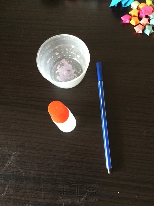 教你如何做一个彩色的胶水 第1步