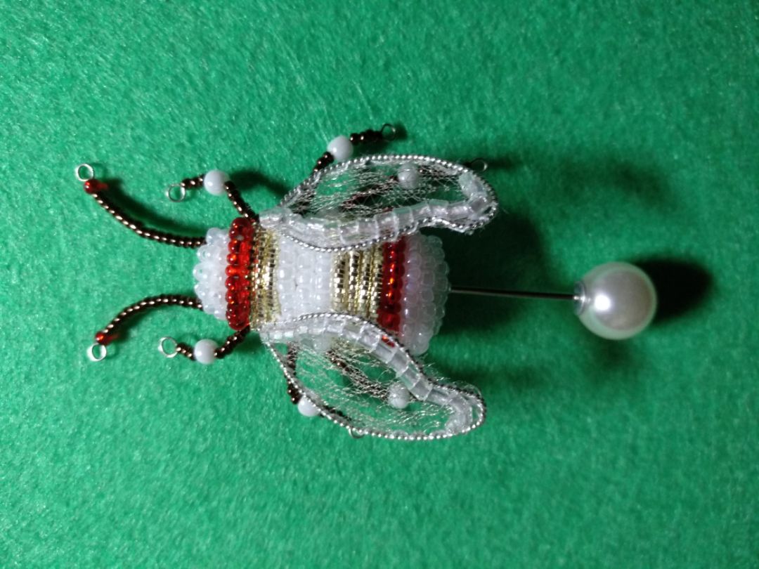 昆虫胸针用米珠和印度丝完成，简单易学
