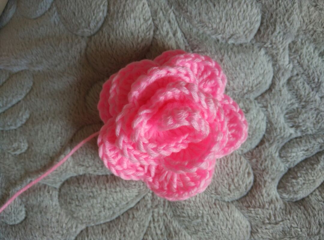 有朋友要发带的编织教程，今天有空先做个玫瑰花发带中的玫瑰花的编织