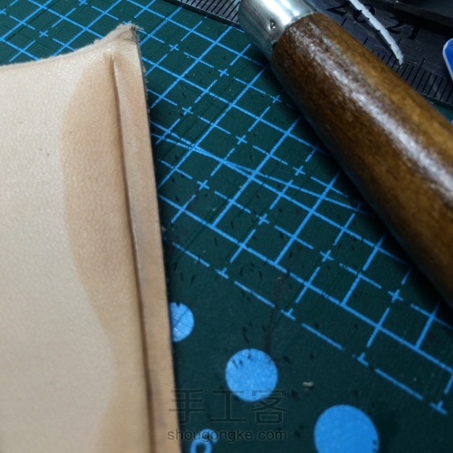 手缝植鞣对贴羊皮手环 第4步