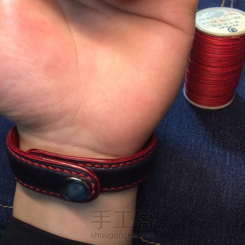 手缝植鞣对贴羊皮手环 第14步