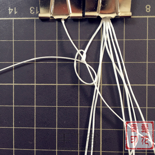 很彩虹的一款手绳 第3步