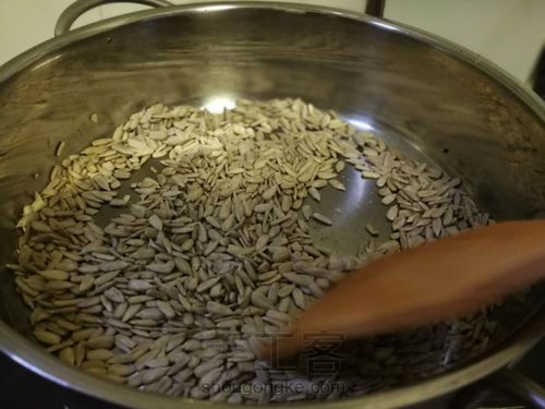 香气四溢的松子果仁酥糖 第3步