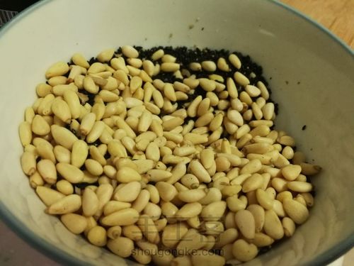 香气四溢的松子果仁酥糖 第4步