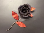 黑玫瑰，深色系，搭配红金色的叶子，形成色彩的强烈对比与碰撞。