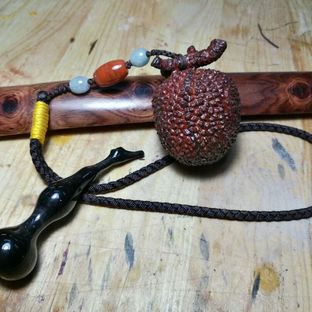 大德之士.一人  手做荔枝