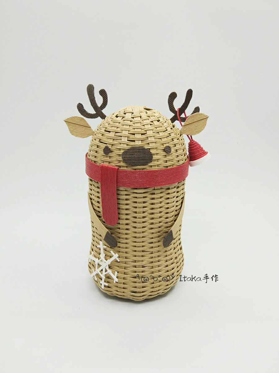 圣诞节即将到来，做一个求抱抱小驯鹿来应景，可以装很多糖果呦 也可以做笔筒用，空间很大。