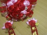 做丝带玫瑰是手捧花教程的第一步，也是一款很简单的丝带玫瑰教程！