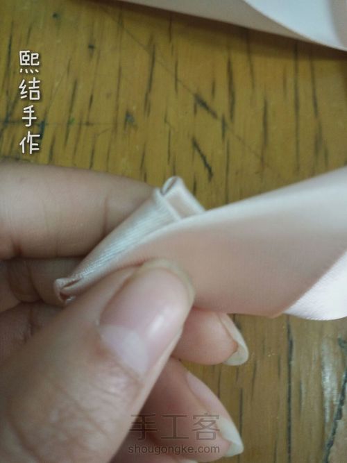 手捧花之丝带玫瑰 第7步