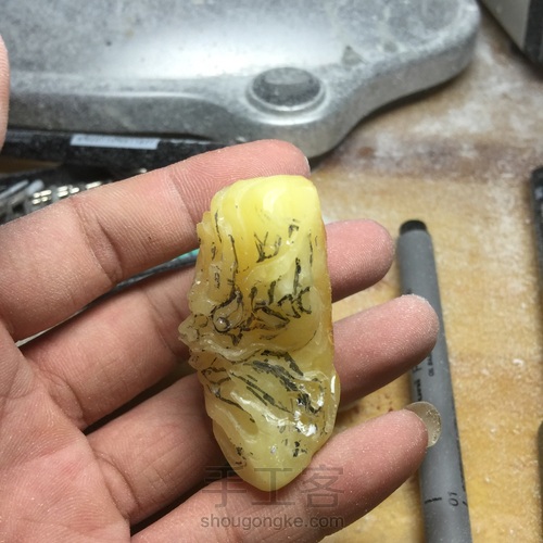 蜜蜡雕刻-龙题材手工雕刻 第10步