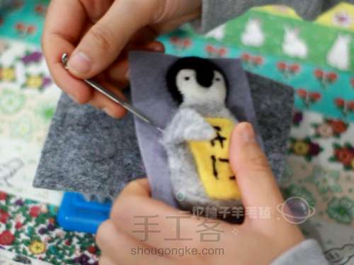 羊毛毡小企鹅冰箱贴教程 第12步