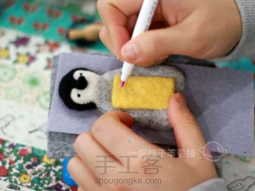 羊毛毡小企鹅冰箱贴教程 第8步