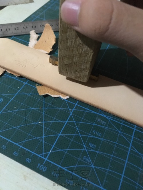 阿美咔叽复古手工皮带缝线以及染色做旧处理工艺 第2步